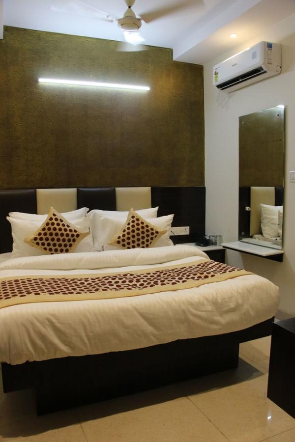 Hotel Snow White Inn New Delhi Bagian luar foto