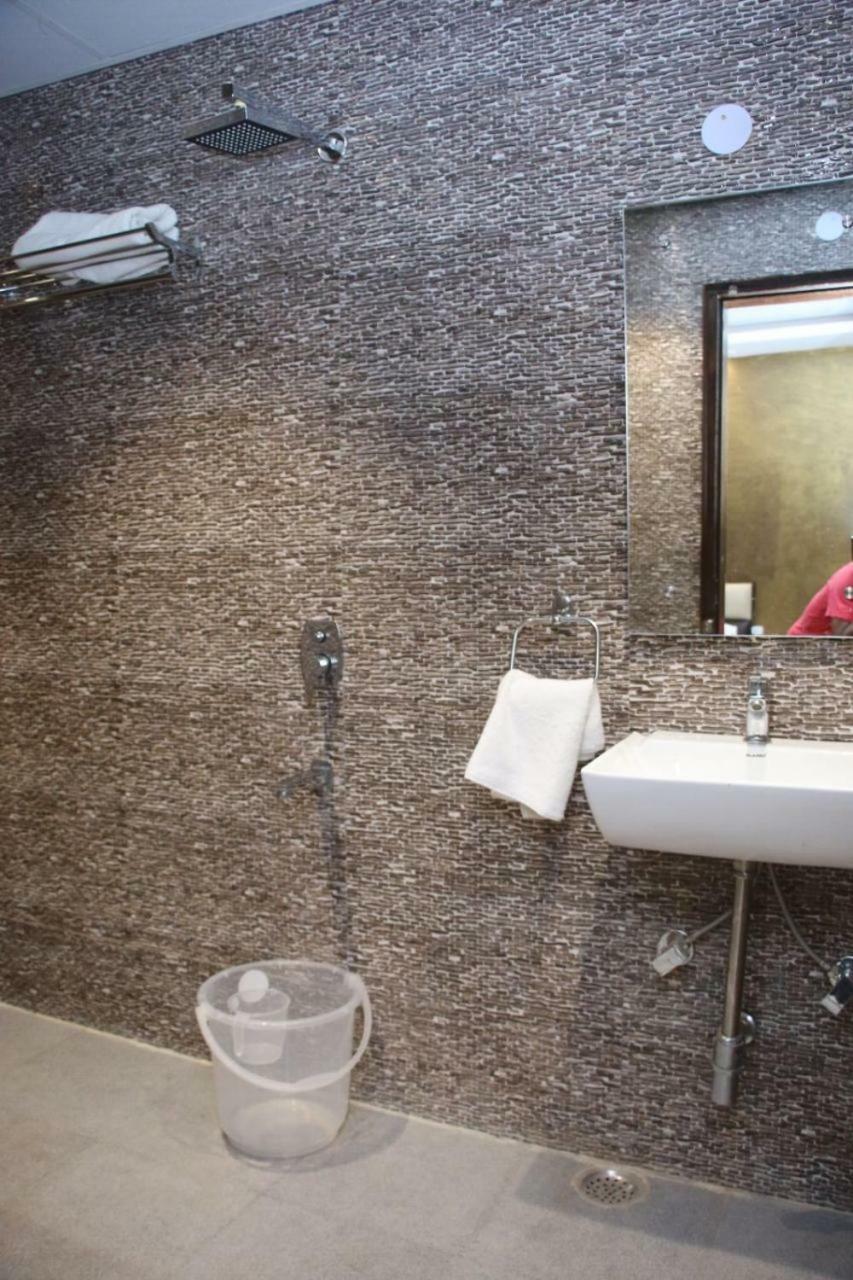 Hotel Snow White Inn New Delhi Bagian luar foto