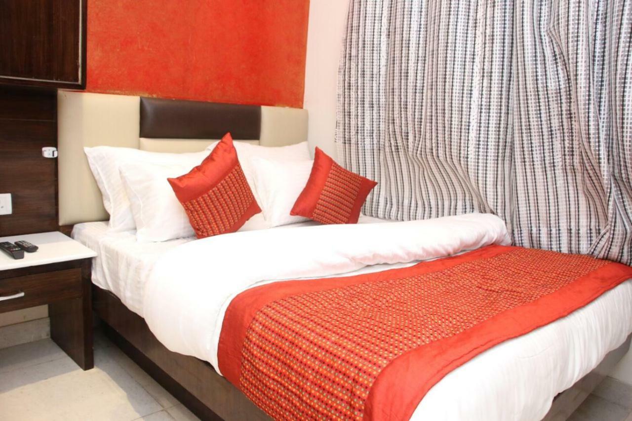 Hotel Snow White Inn New Delhi Bagian luar foto